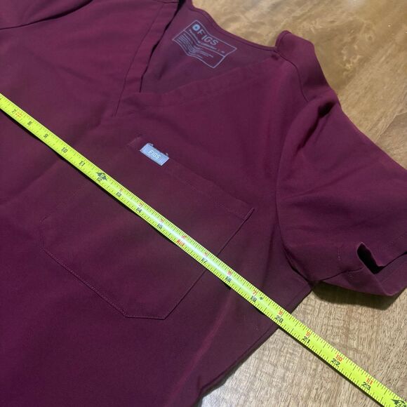 FIGS Women’s Scrub Top Size M Burgundy Dark Red Short Sleeve Medical - Picture 4 of 8